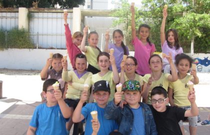 לכבוד ר"ח סיון חילקנו גלידה חלבית לילדים החרוצים והחכמים הילדים התלקקו בהנאה.