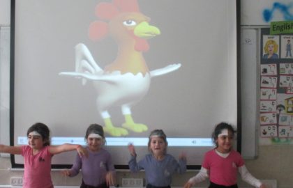 כיתה א' לומדת את שפת החולם ורוקדת ריקוד התרנגול.