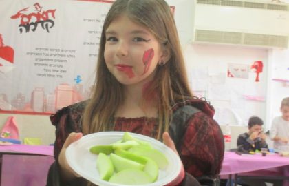 כיתה ד' חגגה מסיבה מדהימה .כל ילד הביא מאכל .פרות וירקות בננות .קרקרים. לבריאות התלמידים.