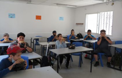 כיתה ד'1 זכתה במקום ראשון במבצע ענית אמן בקול רם !וכאות הוקרה המנהלת פינקה אותנו במנת פאלאפל  .כמובן ברכנו אכלנו והודנו לבורא עולם ולמנהלת.