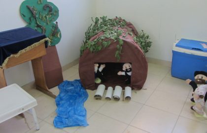 ילדי ילדי הגן בנו בית לרבי עקיבא רועה צאן.רחל וכלבא שבוע .מערת ר' שמעון ורב' אלעזר עם עץ החרובים.
