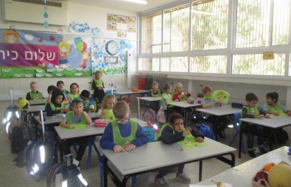 פעילות באנגלית בכיתה א' .הילדים למדנו על פרות באנגלית עשו משחק בנושא הדביקו על הסינר את הפרי שהמורה אמרה.