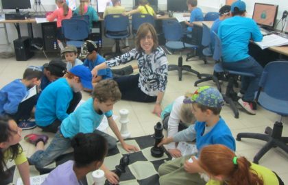 אלופי השחמט עם המורה צירה בשיעור מחשבים