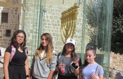 ילדי ביה"ס בתפילה בכותל המערבי לקראת יום הכיפורים וסיור ברובע היהודי