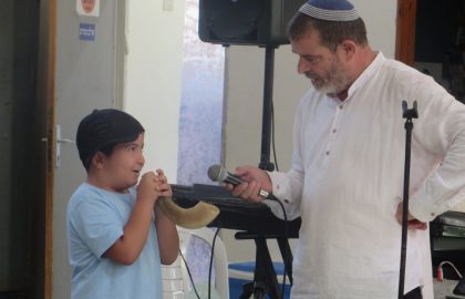 ארוע מרומם שירה והרצאה לקראת ראש השנה הילדים השתתפו בסדנה על תהליך יצירת השופר בו נריע בחג בו מכירים כח מלכות ה'