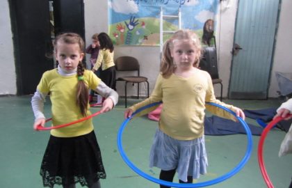 כיתה א' שמחה להתחדש עם חישוקים חדשים לשיעור ריתמיקה!