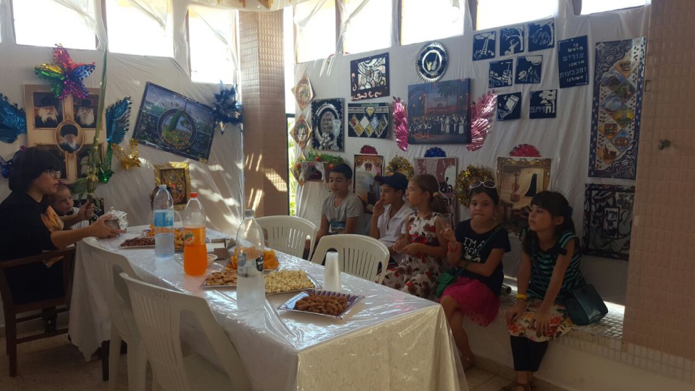 ילדי ביה"ס מתארחים בסוכה בבית המורה