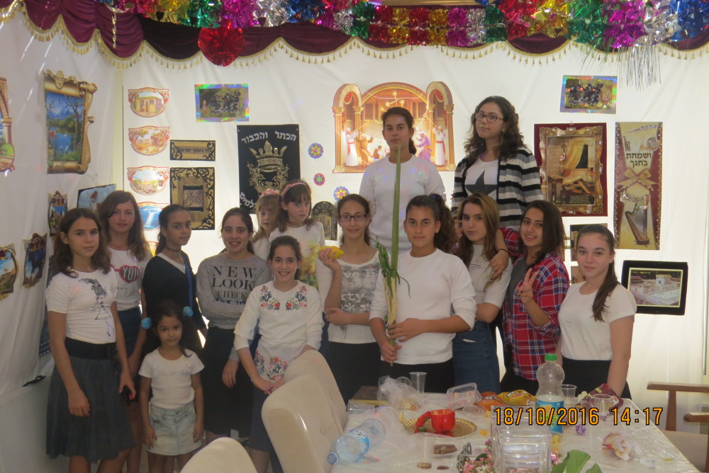 תלמידות כיתות ז'-ח' במפגש חוויתי בסוכות בבית המורה