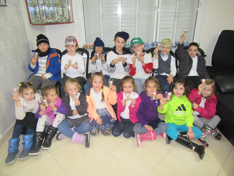 מסיבת חנוכה בכיתה א' אצל המורה חני