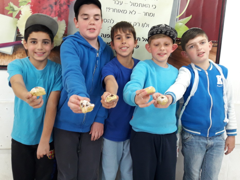 ילדי כיתה ה' הכינו אוזני המן לכבוד חודש אדר
