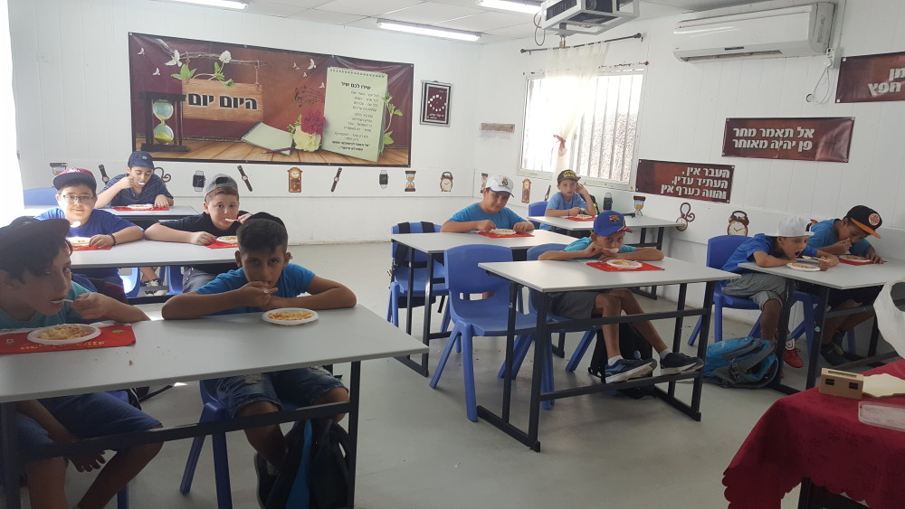 כיתה ה'1 מתפנקת בארוחת צהרים שהמורה חיה הביאה להם. בתאבון!