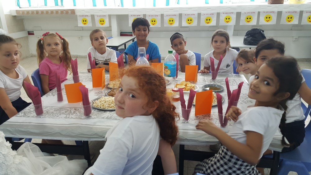 כיתה א' חוגגת ערב ראש השנה עם המורה ברוריה אכלנו מסימני ראש השנה נהננו מאד!