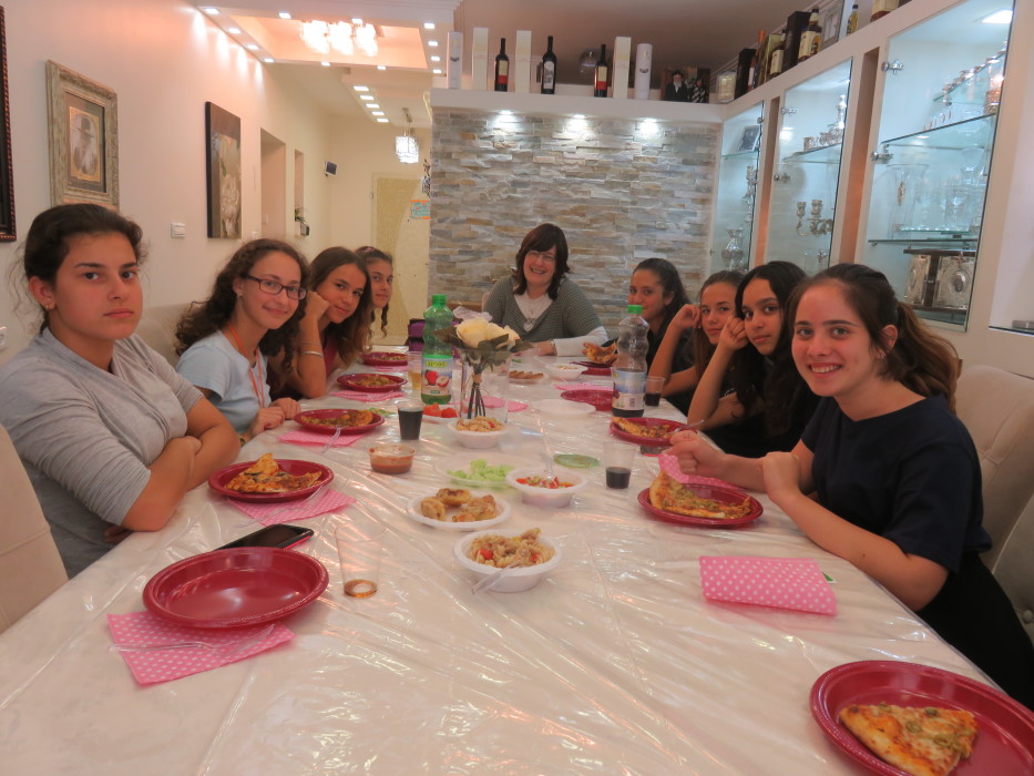 מזכרת מארוח תלמידות כיתה ח' 2 בבית המורה שושי ערב ראש השנה -אפינו עוגה לחג אכלנו ונהננו.