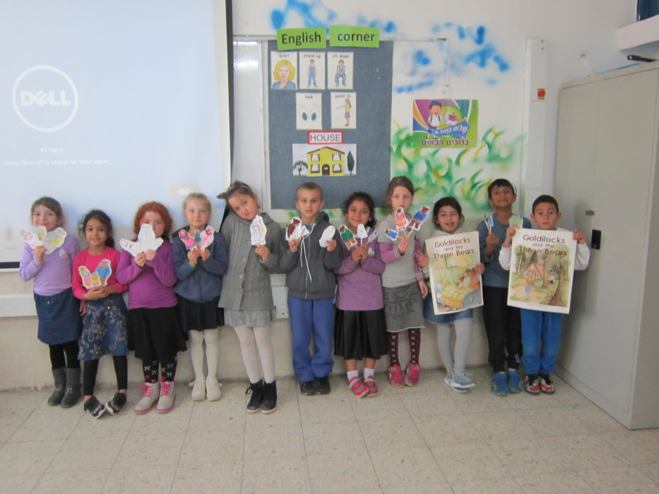 שיעור אנגלית בכיתה א' למדנו את הסיפור goldiloks and the three bears