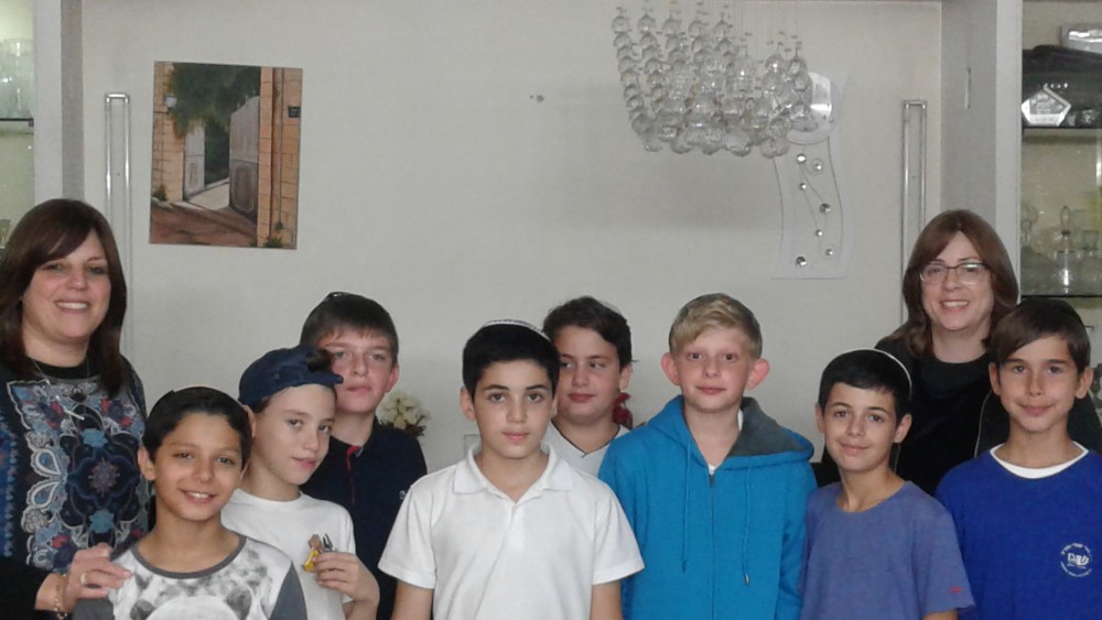 כיתה ו' 1 חגגה בבית המורה שרה בחג החנוכה נהננו מאד!