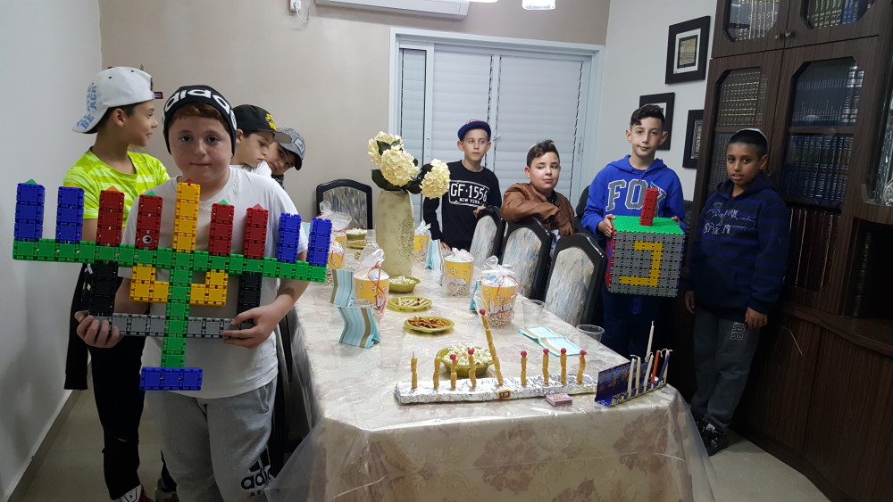 כיתה ה' בביקור חג בביתה של המורה חיה בחנוכה!
