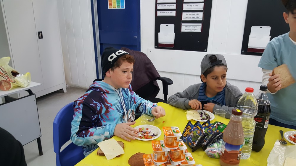 ארוחת בריאות בכיתה ה'1 למדנו על פירמידת המזון.