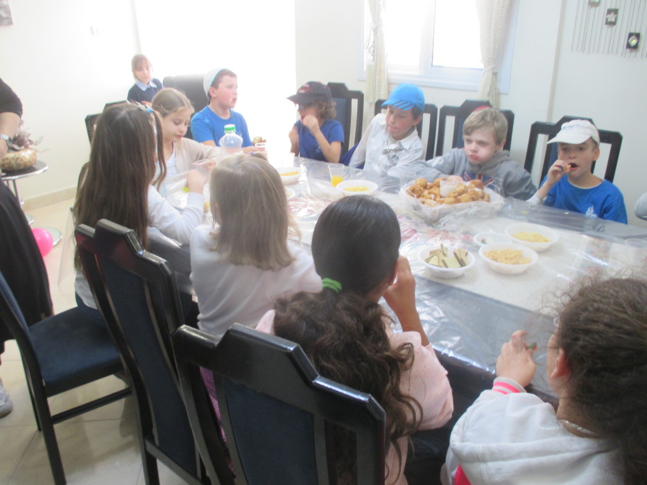 כיתה ד' חוגגים  מסיבת חנוכה בביתה של המורה חדוה היה נפלא !