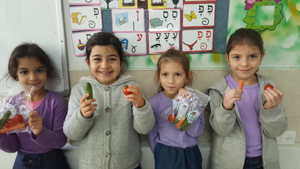 מבצע בריאות בעיצומו!! ילדי ביה"ס קיבלו ממתקים מן הטבע