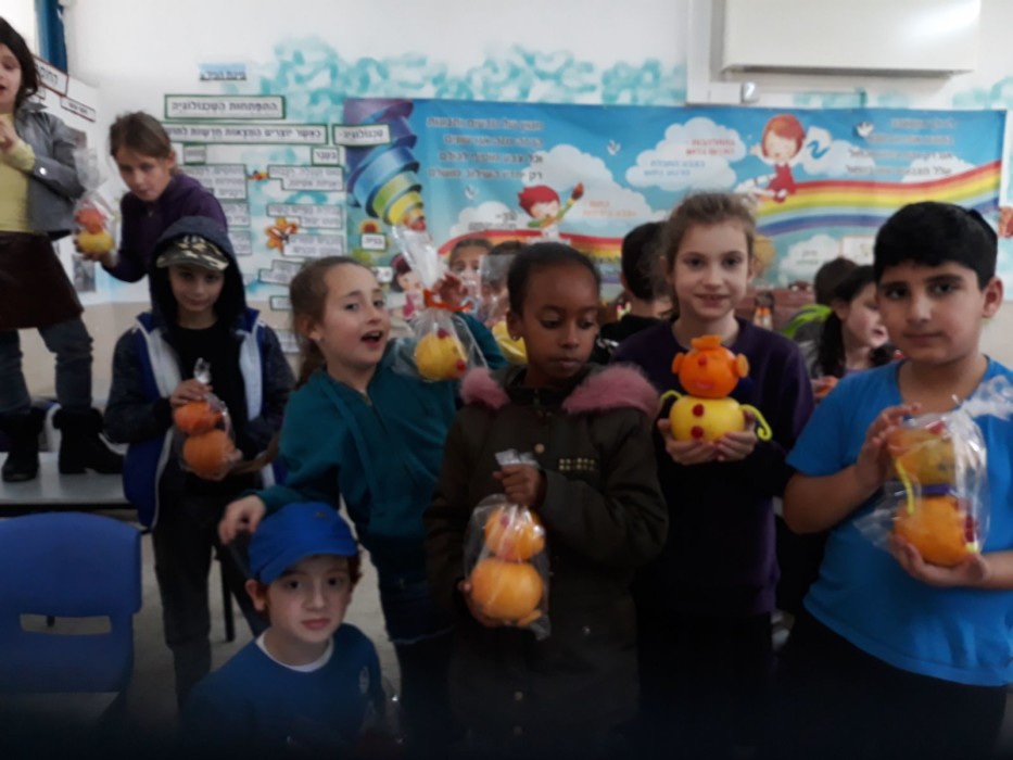 כיתה ב' יצרה בובות מפרות שונים כיד הדמיון…לכב'  טו בשבט.