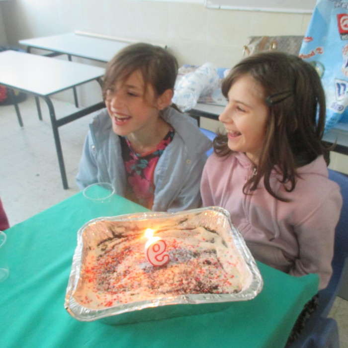 בכיתה ג' חגגנו יום הולדת לשני ולליזה מזל טוב! ברכות ואיחולים לחיים מאושרים!