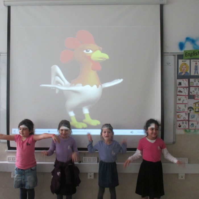 כיתה א' לומדת את שפת החולם ורוקדת ריקוד התרנגול.