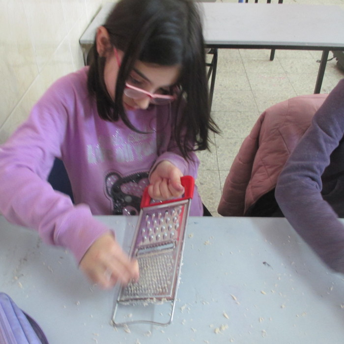 כיתה ד' יצאה ברעיון מקורי ונעים ! בשיעור אומנות להכניס ניחוחות רעננים לארונות הבגדים .