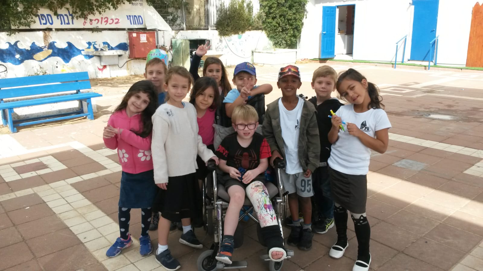 שמחנו עם אריאל פלפיי תלמיד כיתה א' ששבר את הרגל ובא לבקר את כיתה א'