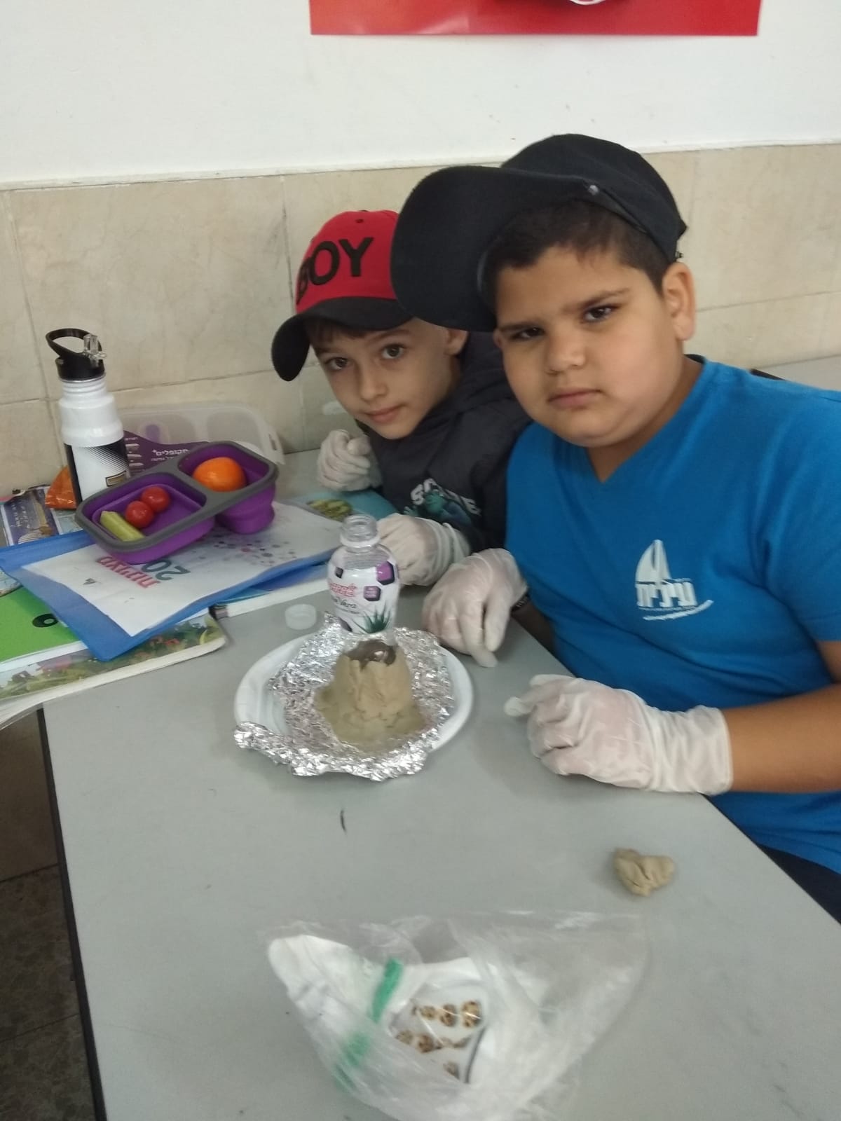 שיעור מדעים בכיתה ג' ניסוי הר געש.