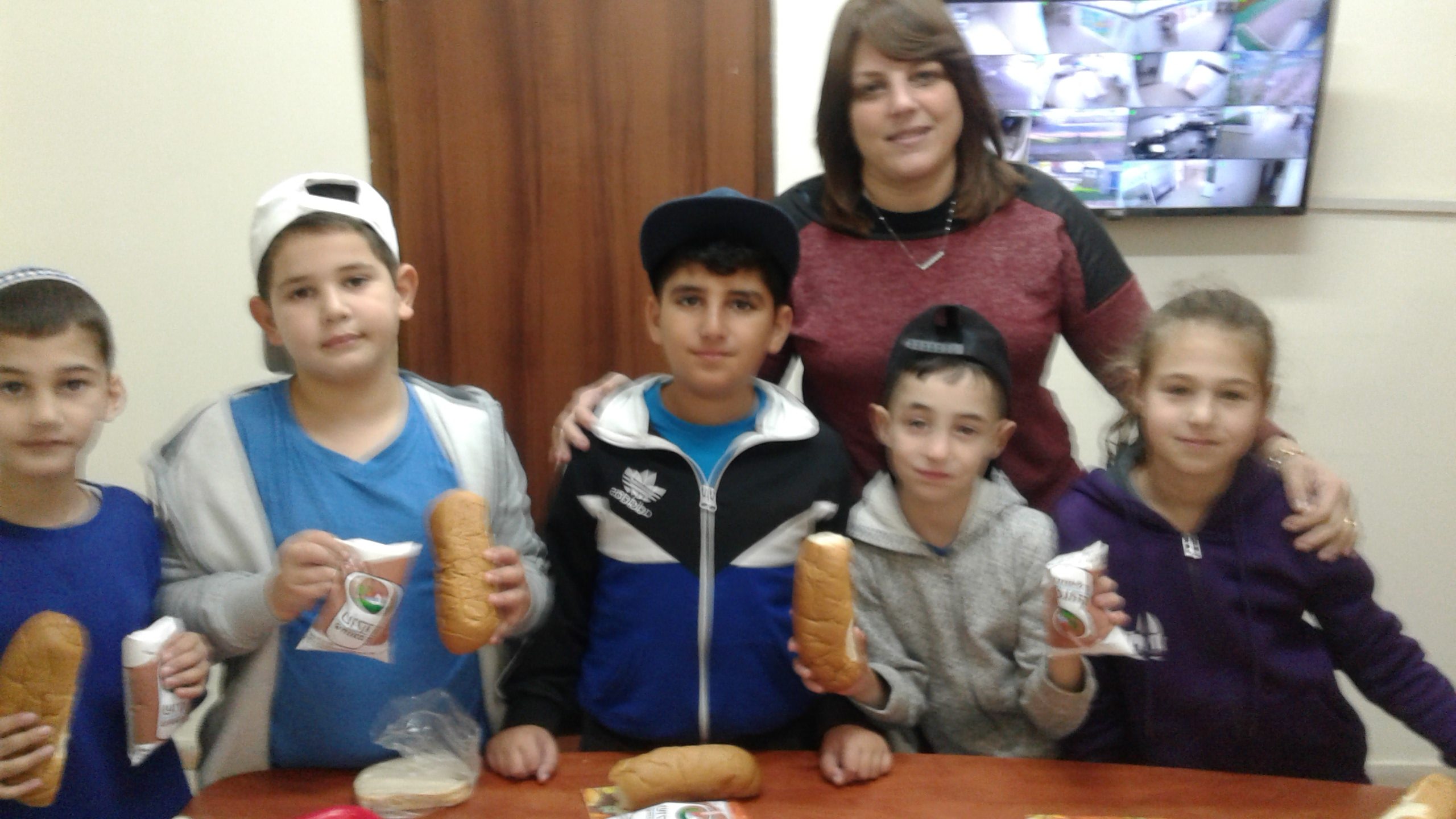 מצטיני מבצע קריאה בארוחת בוקר עם המנהלת.
