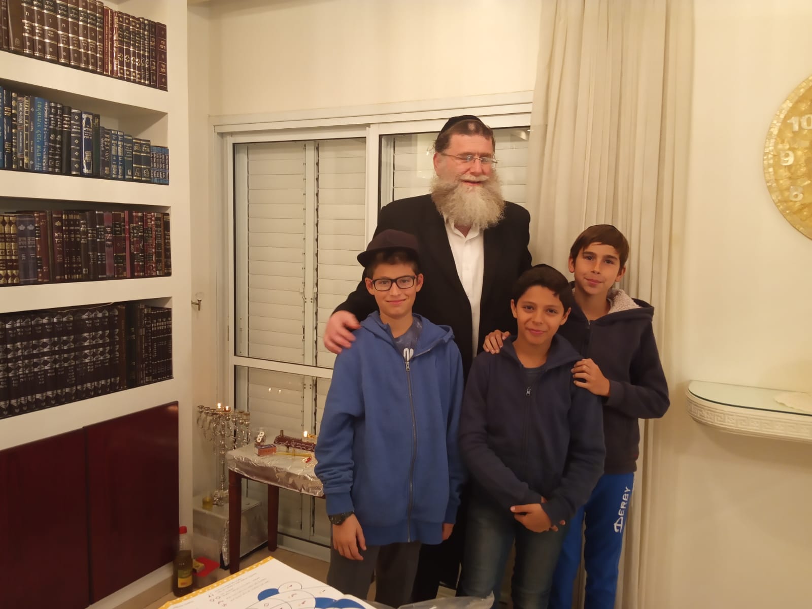 תלמידי כיתה ז'1 חוגגים מסיבת חנוכה בבית המחנך הרב אריאל .