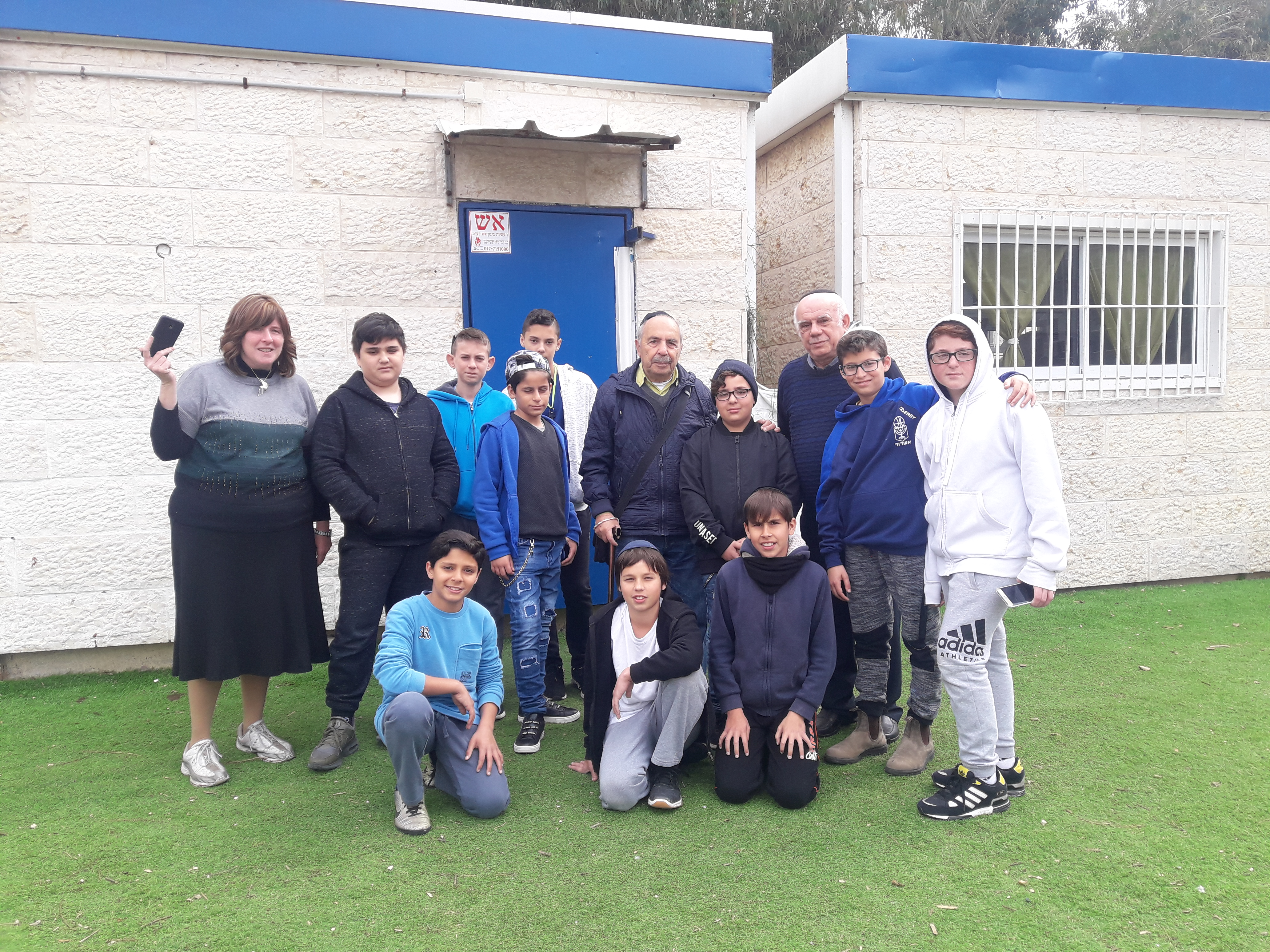 עבודת שורשים בכיתה ו' עם המורה שרה -תודה לסבא של שאול ששיתף אותנו  בקורותיו בזמן המלחמה.