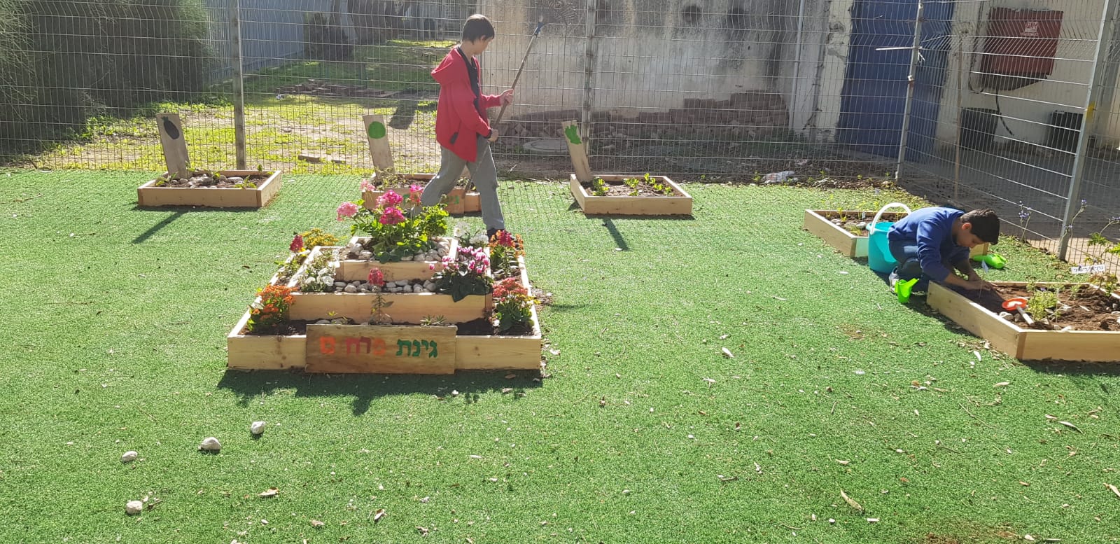 גינת פרחים בגננו- הילדים שתלו בעצמם  בהנאה מרובה שתלים שהפכו לגינה של ממש.