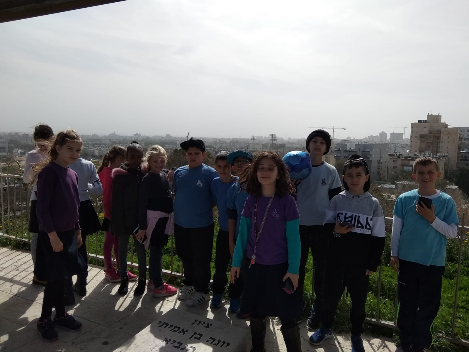 כיתה ג' יצאה לגבעת יונה לתרגיל ביטחון והילדים היו כ"כ נחמדים נשארנו ועלינו עוד ועוד.עד למצפה הכי גבוה .