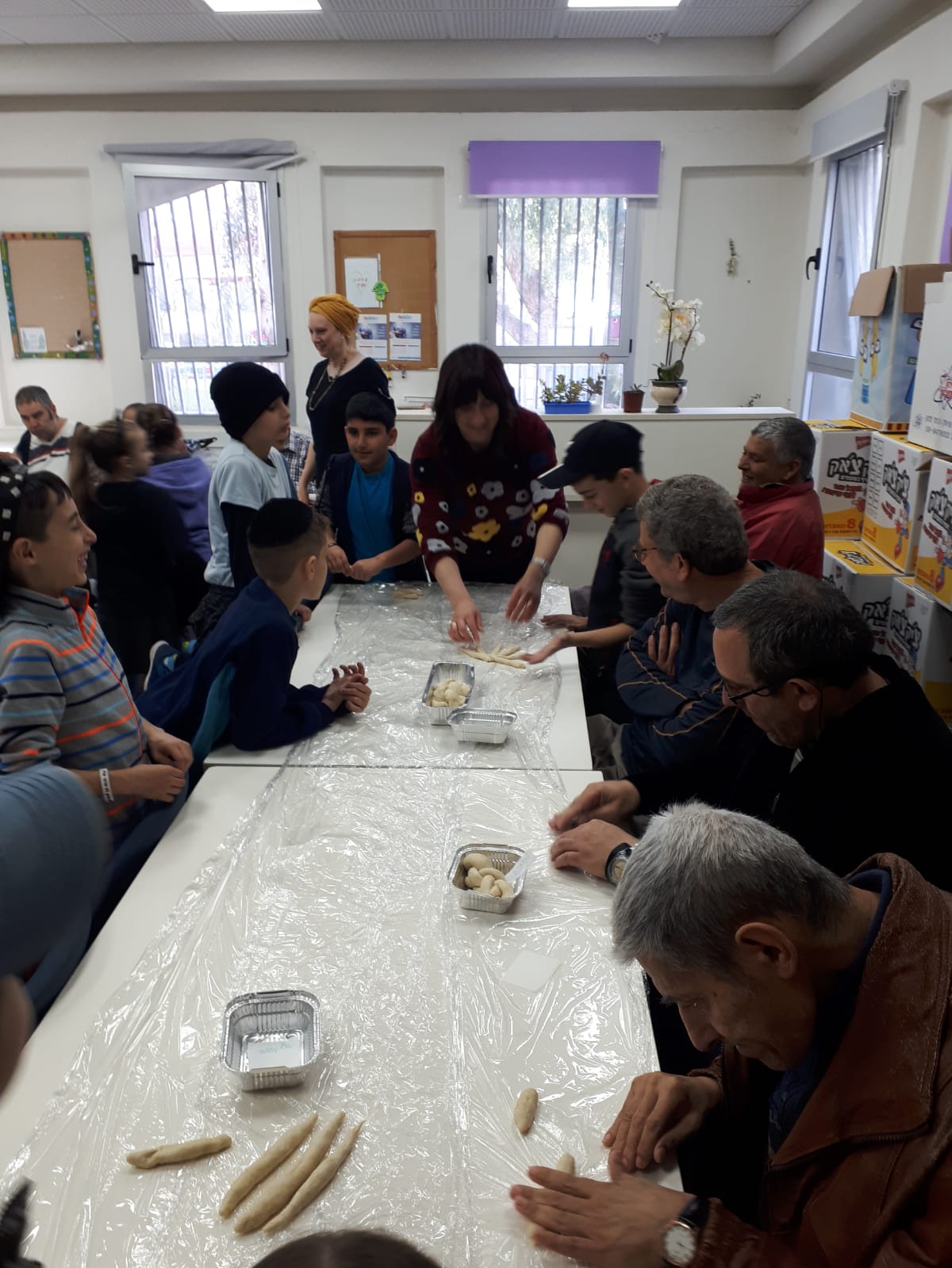 כיתה ג' יצאה לשמח עם מועדון אנוש אפינו חלות שמחנו ורקדנו. אין על המורה חדוה והכיתה שלה.