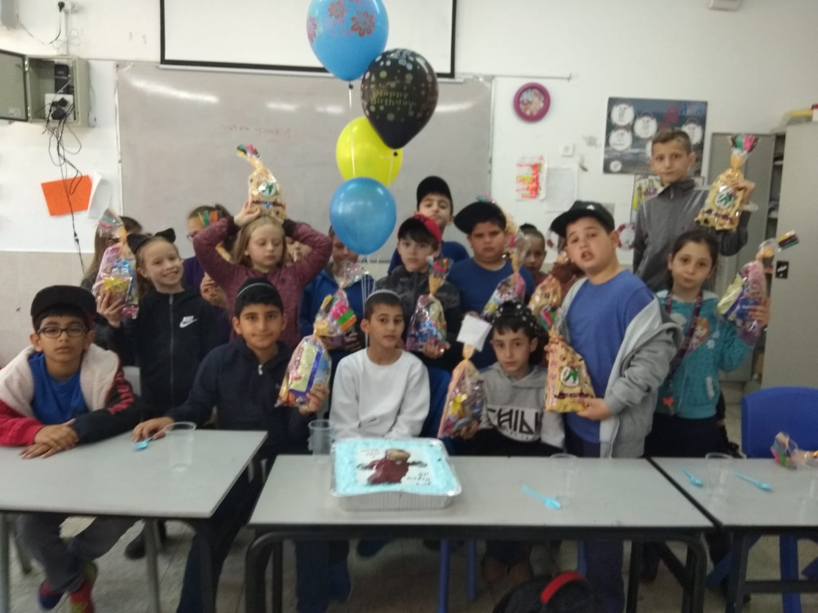 מזל טוב לאביתר ליום הולדתו ותודה על העוגה הטעימה והמרשימה