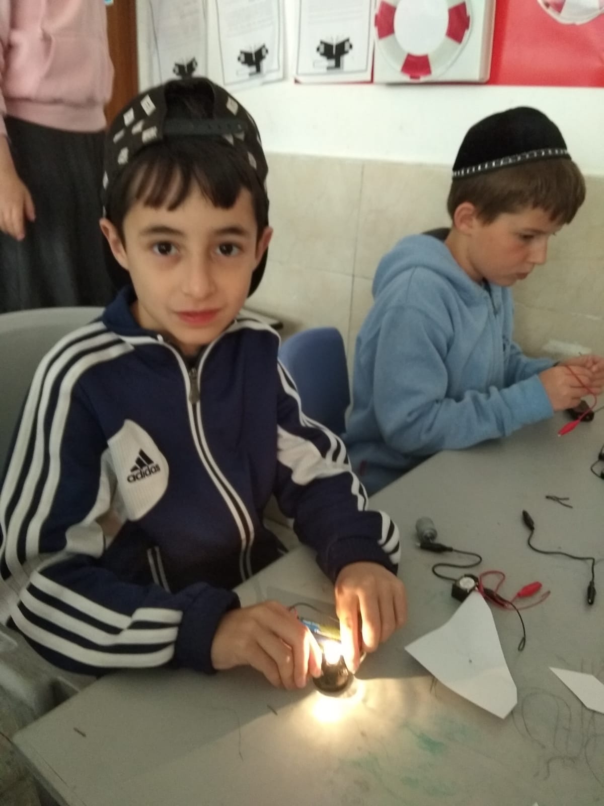 שיעור מצוינות -אלקטרוניקה מרכיבים מעגל חשמלי .חויה מחשמלת