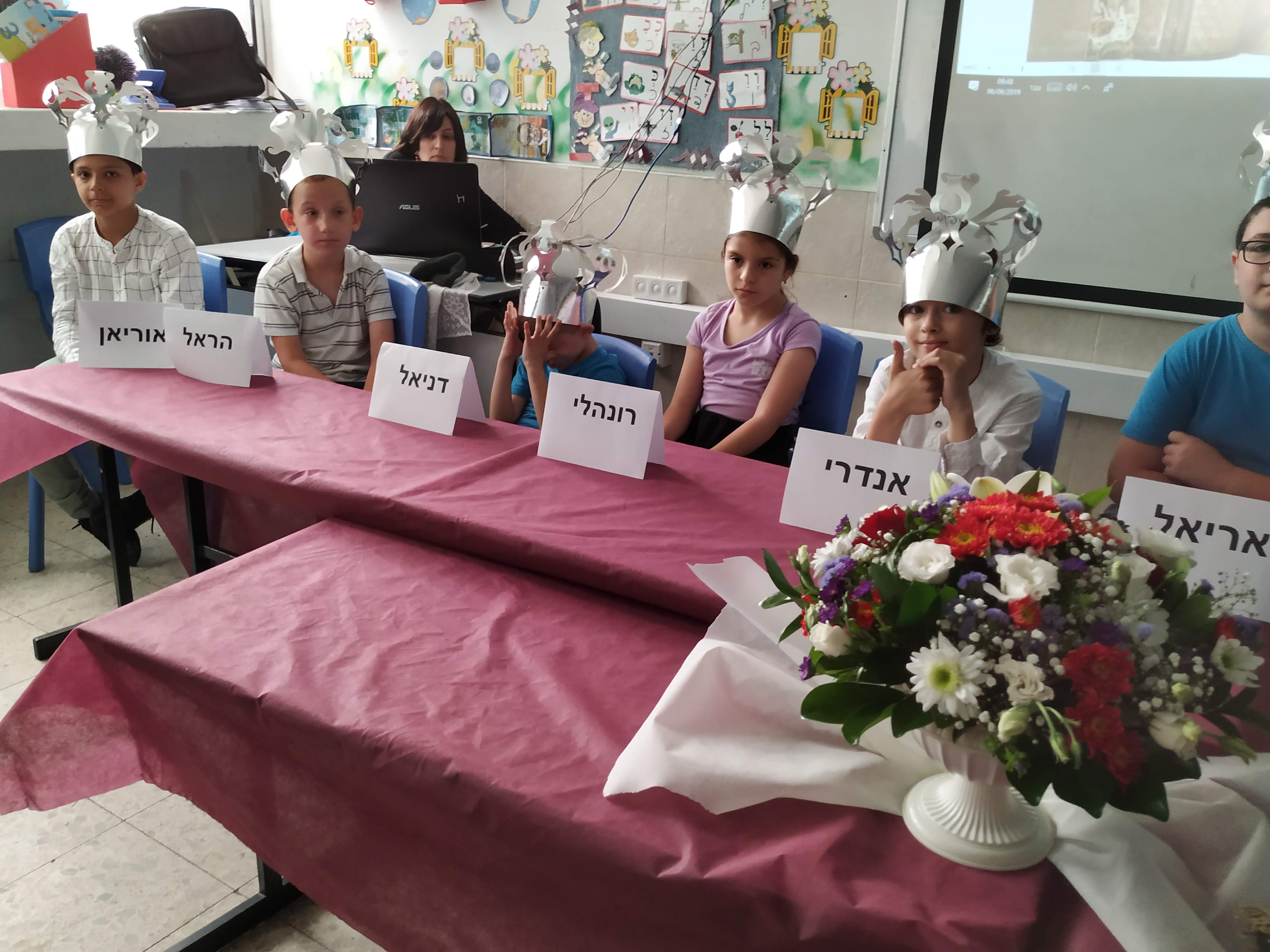 סיימנו את חידון התנ"ך-במשך שבועיים ענו התלמידים החרוצים על שאלות מנושאים שונים בתנ"ך. היום היה השלב האחרון. 10 מצטיינים נבחרו וענו על חידון דיגיטלי .שלשה תלמידים מצטיינים זכו בפרס.
