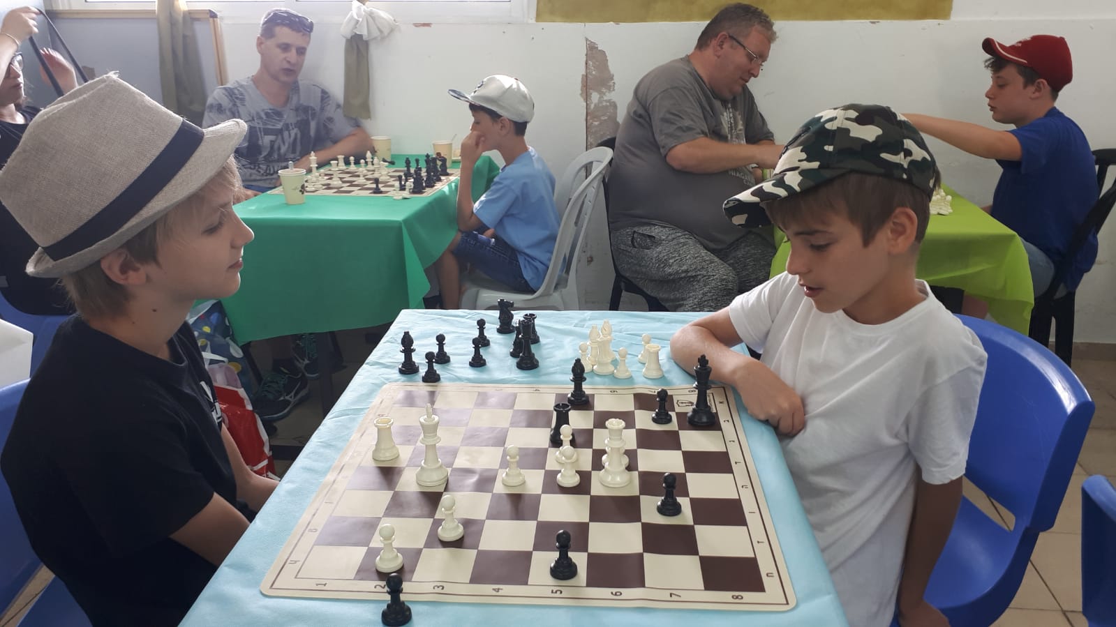 צל"ש להורים שעדין מאמינים בקשר קרוב עם הילדים, ההורים הוזמנו למשחק שחמט בביה"ס