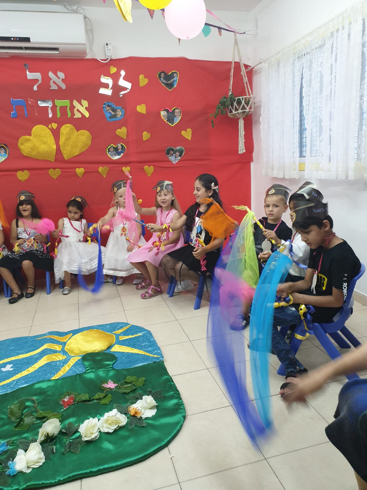 מסיבת סיום בגן .בלב אחד ובשמחה סימנו את הגן ,תודה לגננות הנפלאות על שנה מדהימה!