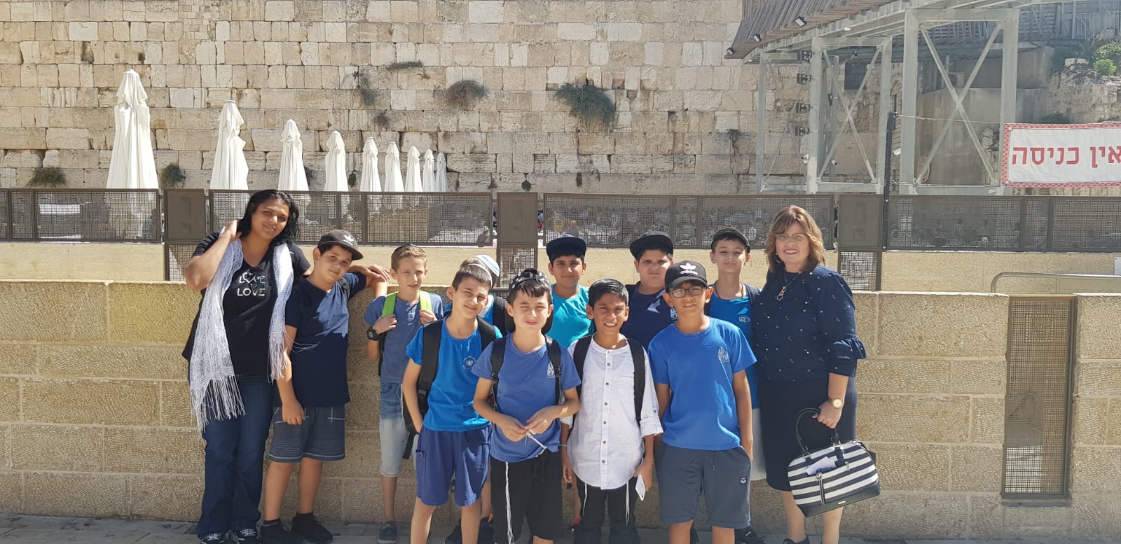 לכבוד ראש השנה נסעו כיתות ד' ה' ו' לכותל -נהנו מסיור באזור הכותל.
