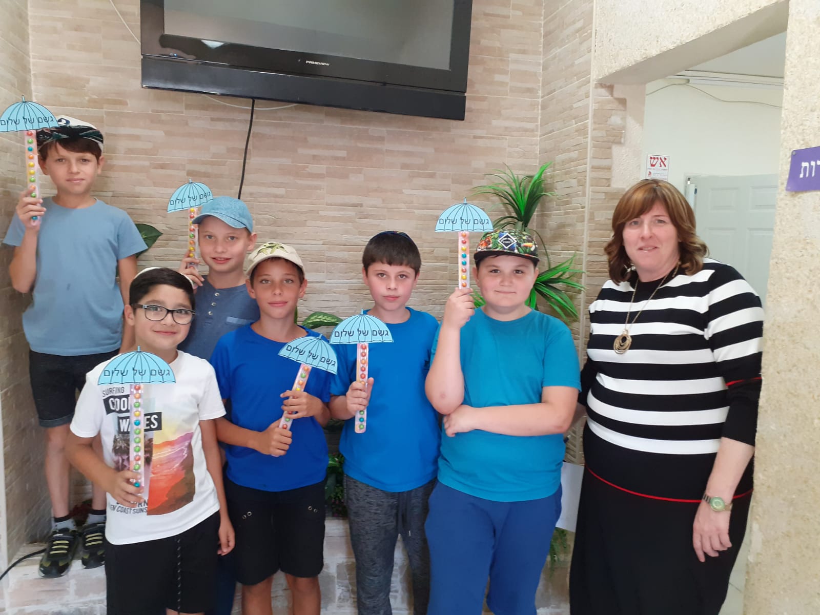 בכיתה ה'1 פתחנו במבצע "גשם של שלום" להרבות אהבה בין חברים .התלמידים יצברו טיפות על כל התנהגות טובה בחברה , חודש נעים שמח וחברותי