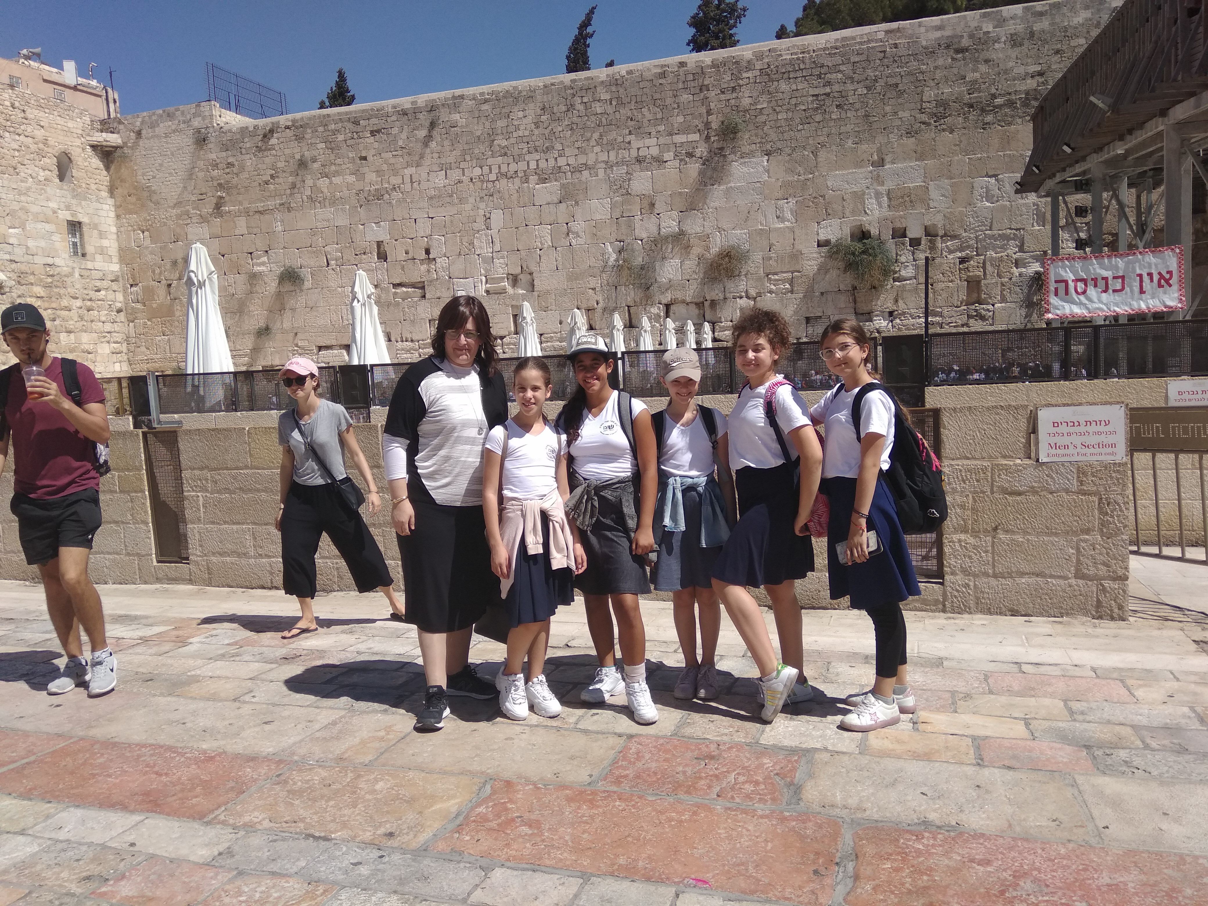 כיתה ו'2 מתפללת בכותל!