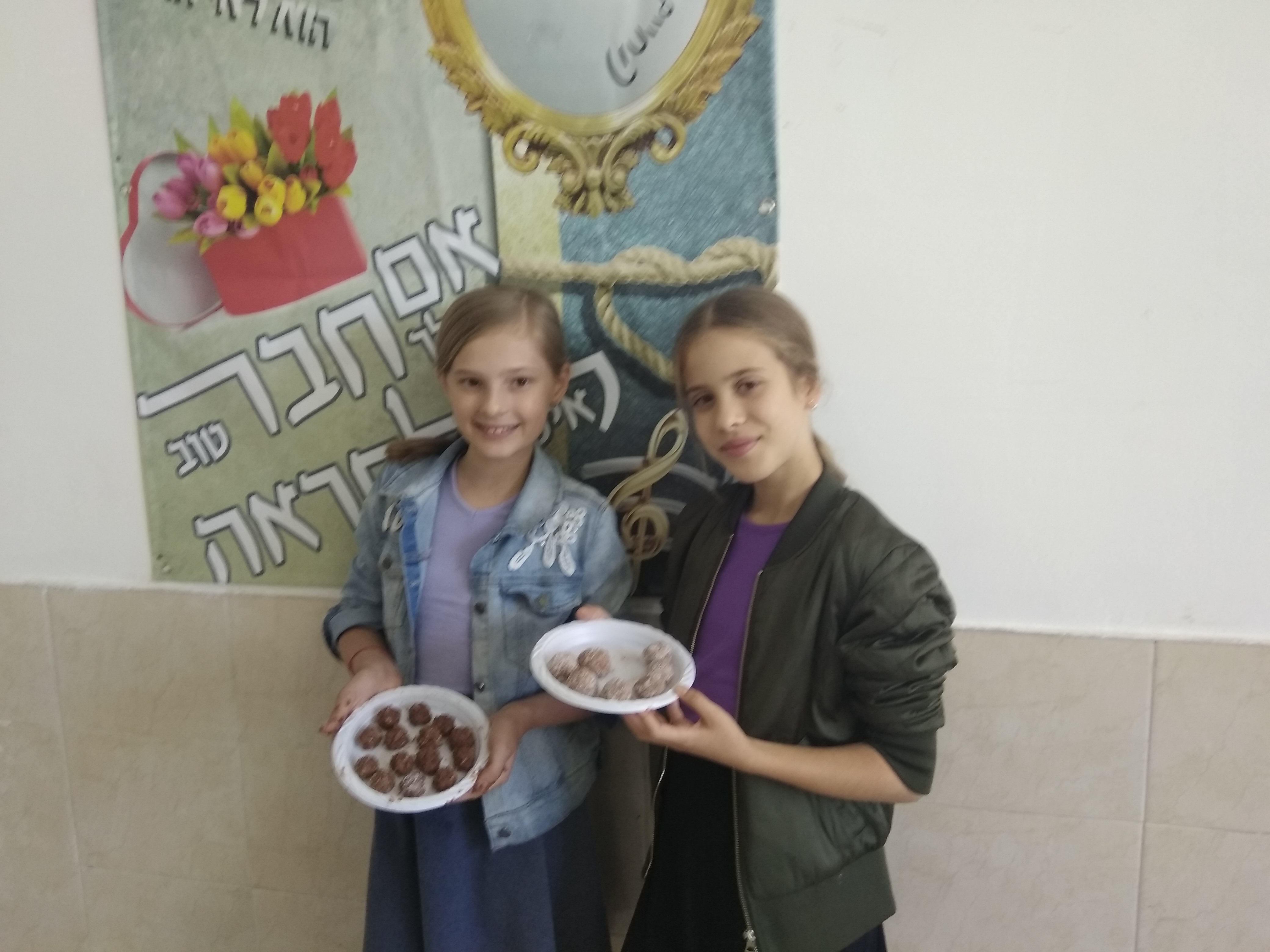 כיתה ו'2 מכינה כדורי שוקולד לכבוד החג.