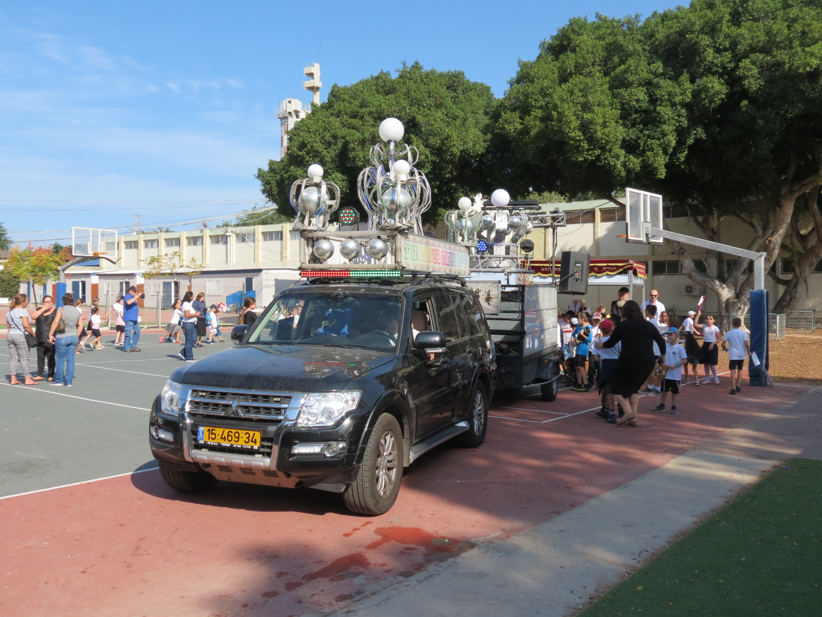 לכבוד חג שמחת תורה חגגנו ושמחנו בתהלוכת לפידים .בשירה ובריקודים .
