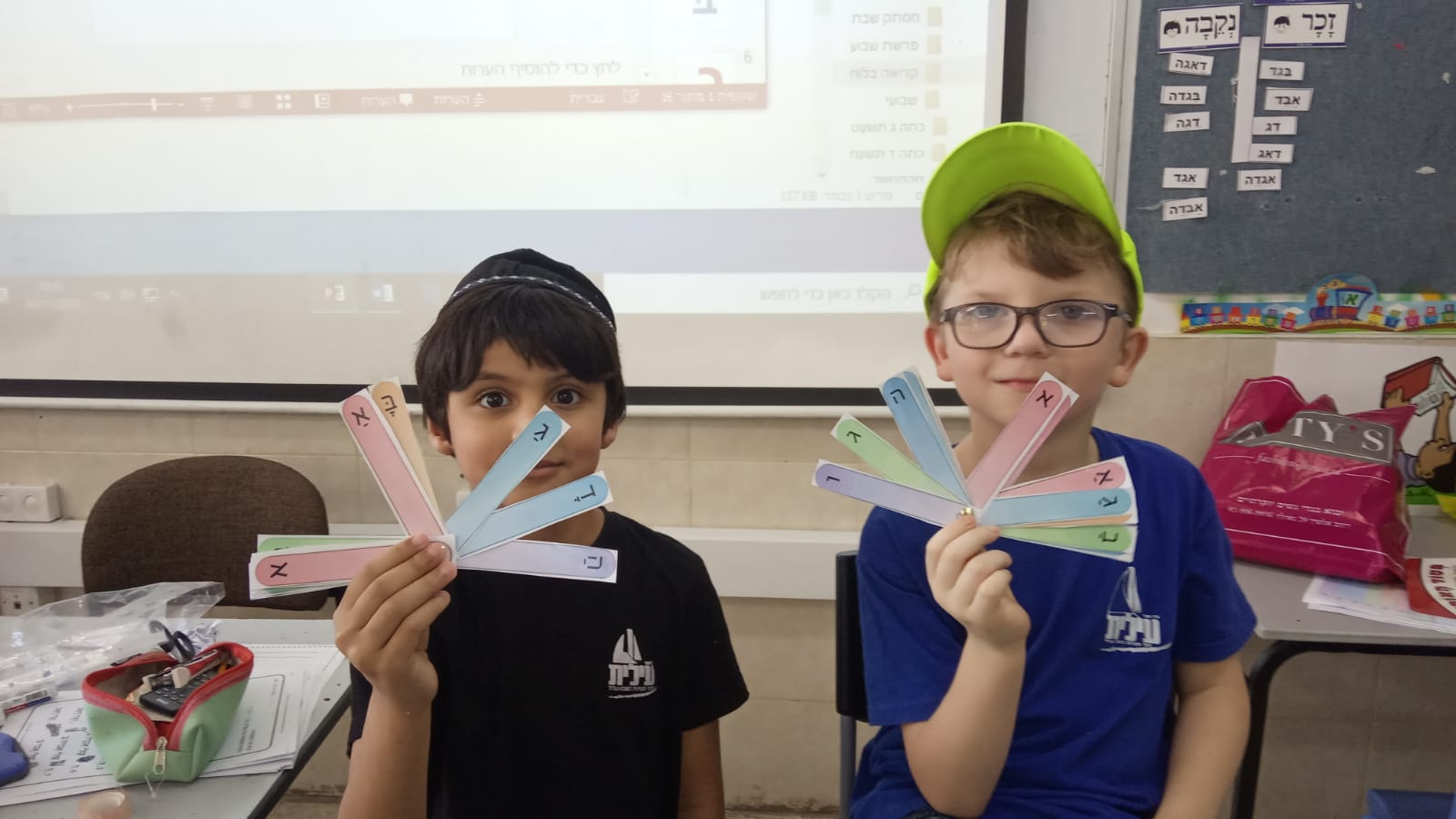 כיתה א' החרוצים והחכמים לומדים לקרא בחשק ובמרץ .בכל יום שישי מקבלים משחק קריאה בנושא שלמדנו באותו שבוע על מנת שיוכלו לתרגל בצורה חויתית.