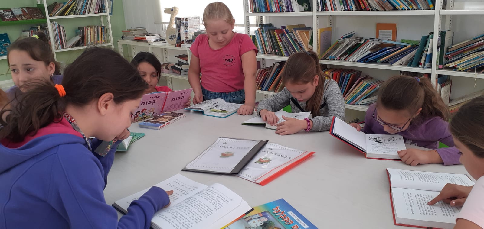 כיתה ד'2 בשעור  הבנת הנקרא -התלמידות מקבלות שאלות הכוונה והבנה ומתאמנות בקריאה נכונה .