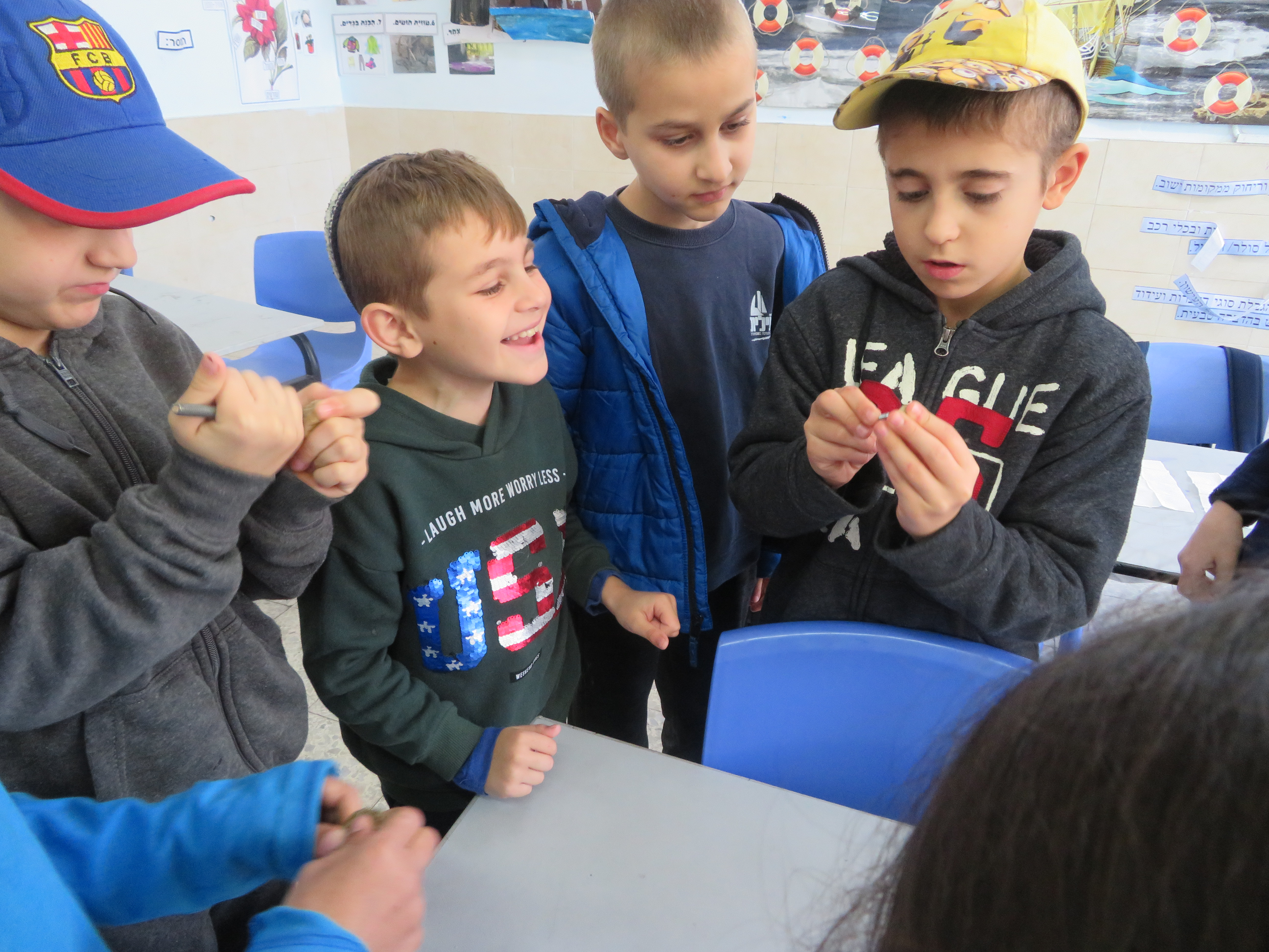 שיעור מדעים בכיתה ג'- נושא תכונות האבנים הילדים בניסוי