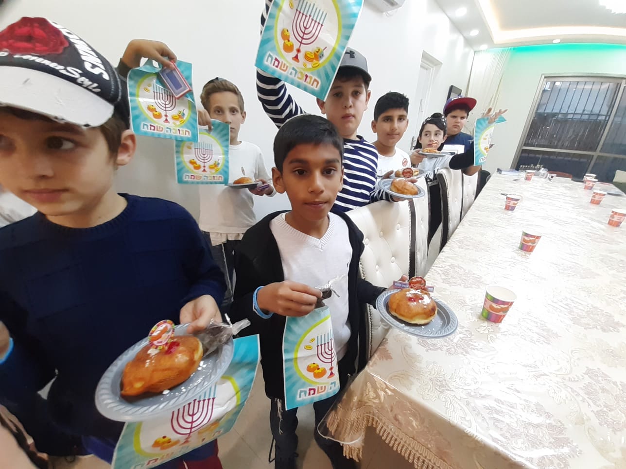 כיתה ד'1 חוגגת מסיבת חנוכה בביתה של המורה חיה. קיבלנו סופגניות אכלנו פיצות היה נפלא!