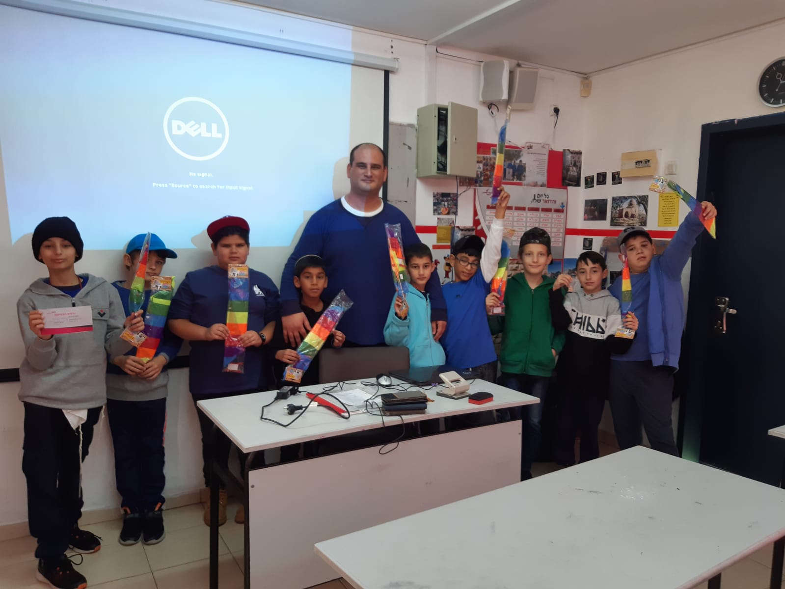 תודה לאמא של יהונתן הלימי שבנתה איתנו תיבה עבור שלטים וחפצי נוי .בנינו ונהננו.תודה רבה!